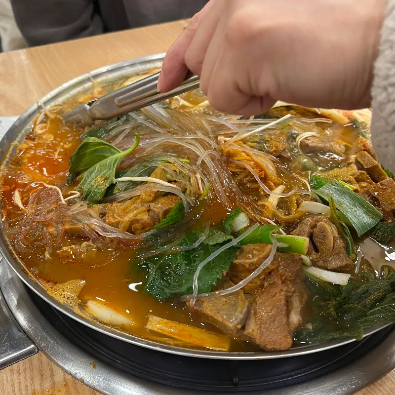 고기 한 점 들어 올리는 모습