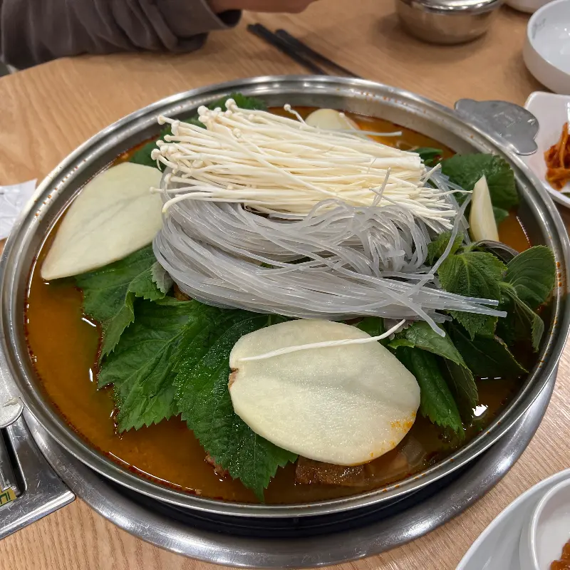 깻잎, 팽이버섯, 떡, 당면이 듬뿍 올려진 감자탕