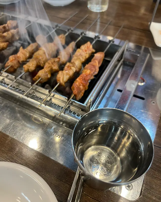 노릇하게 구워진 양꼬치