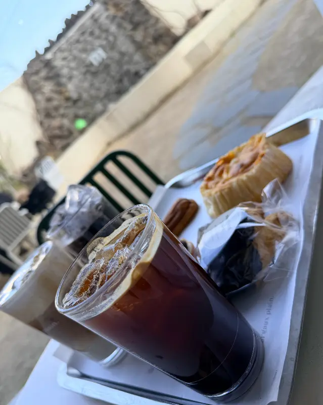 마고플레인 음료와 빵