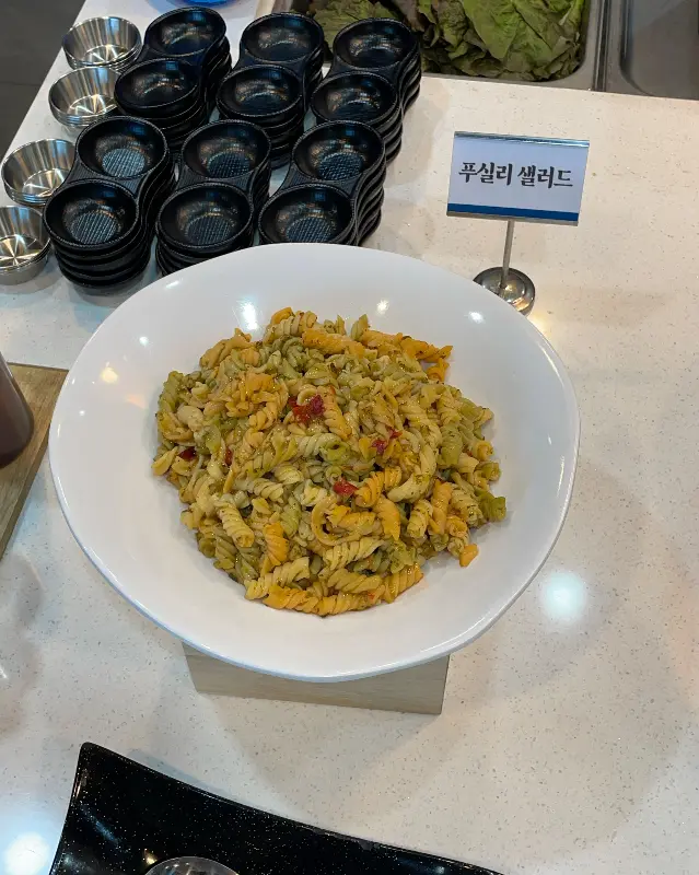 셀프바의 샐러드 코너