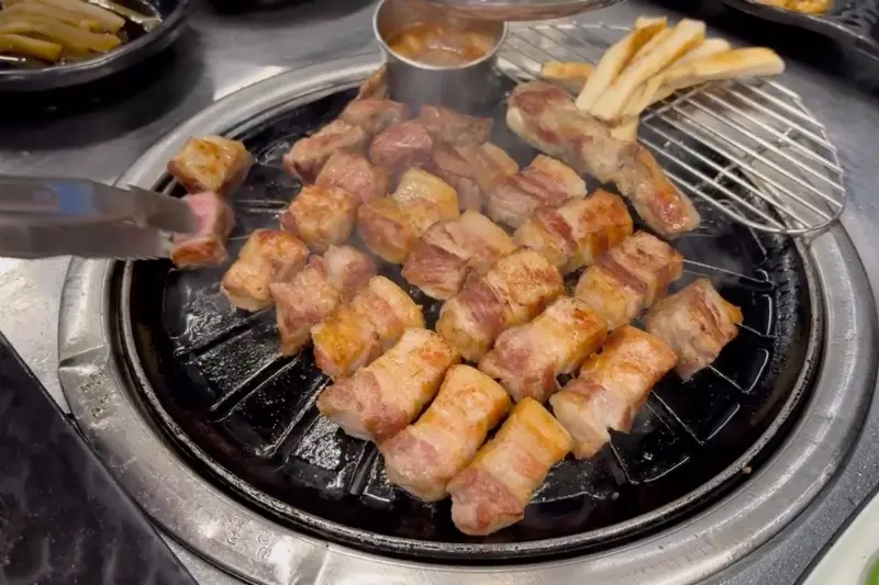 한 입 크기로 잘린 흑돼지