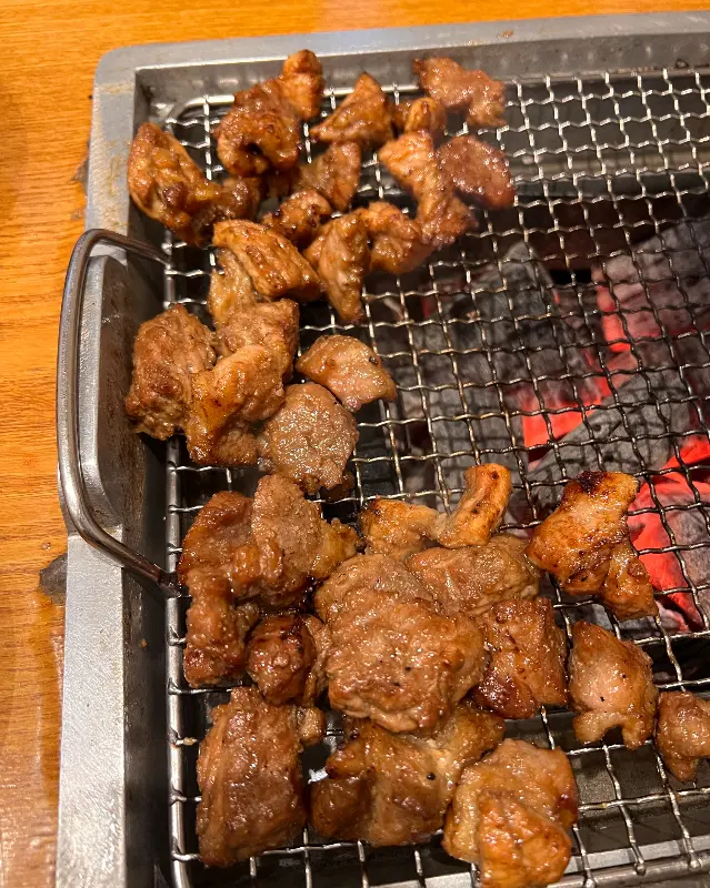 숯불 위에서 구워지는 돼지갈비