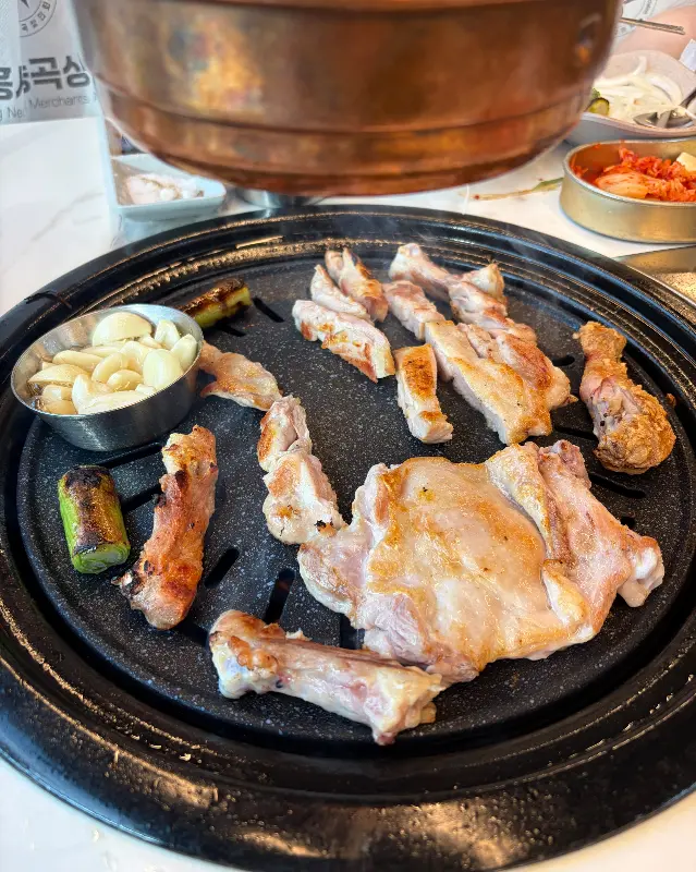 다양한 곁들임 채소와 함께 구워지는 닭갈비
