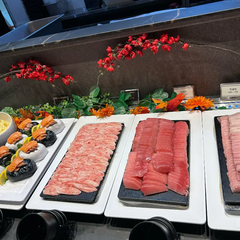 신선한 해산물이 가득한 초밥 코너