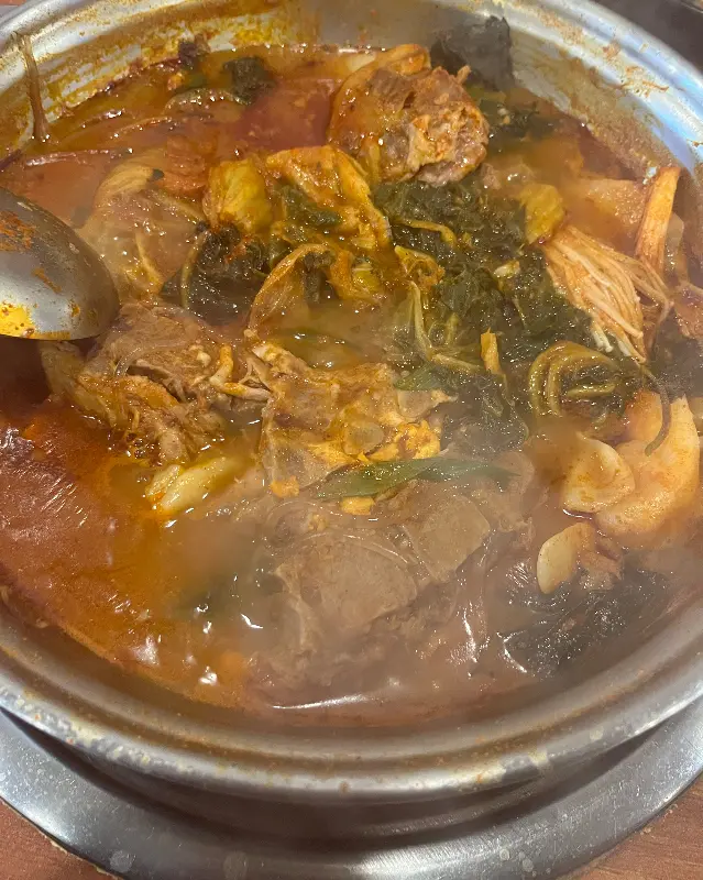 감자탕에 푸짐하게 들어간 고기