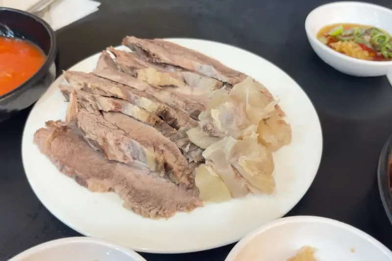 윤기가 흐르는 촉촉한 수육