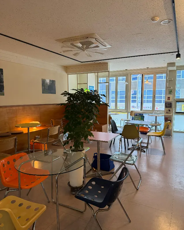 편안하고 아늑한 테이블 좌석