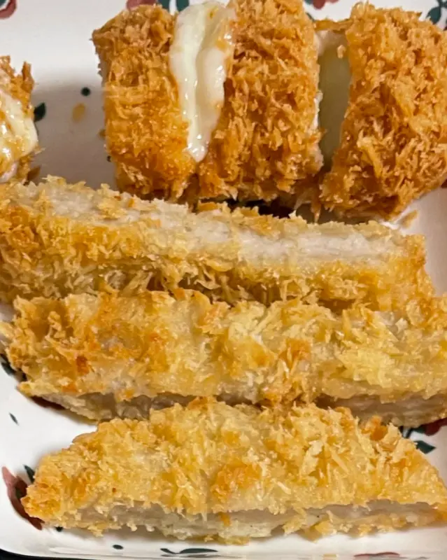 두툼한 치즈 돈까스의 단면