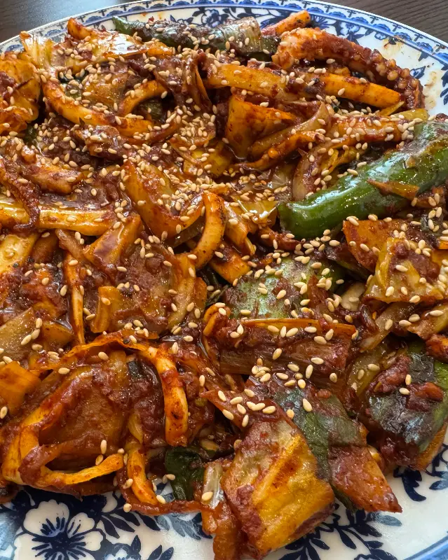 매콤한 양념이 입맛을 돋우는 직화 오징어 불백