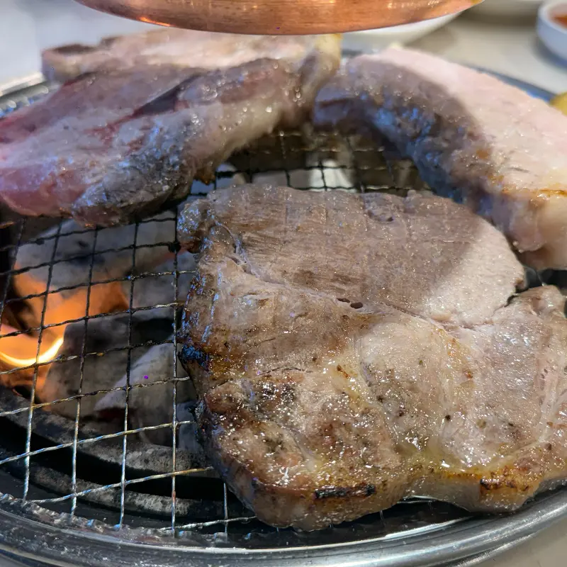숯불 위에서 구워지는 돼지갈비