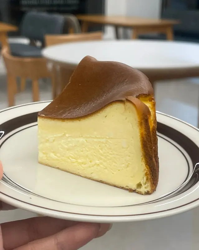 윤기가 흐르는 바스크 치즈 케이크