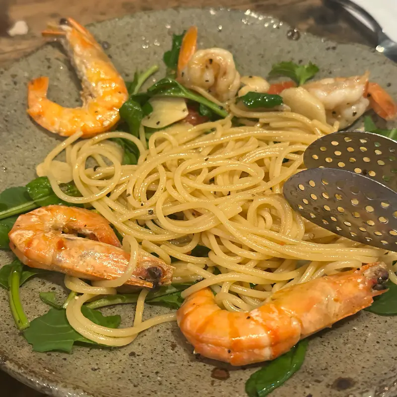 탱글탱글한 새우가 돋보이는 파스타