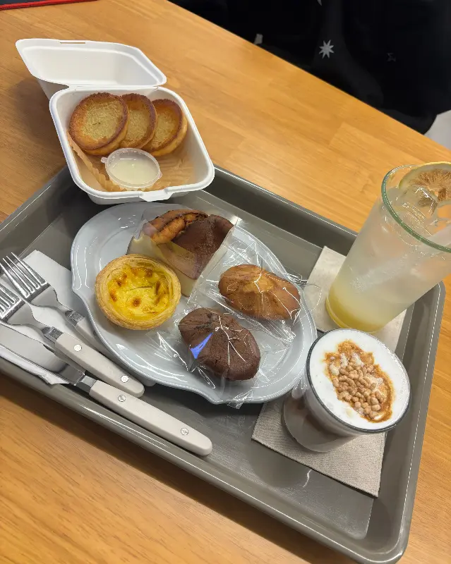 쟁반 위에 가지런히 놓인 디저트와 음료