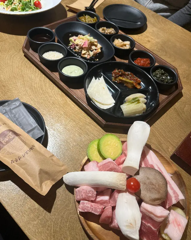 다양한 소스와 곁들임 채소가 담긴 쟁반