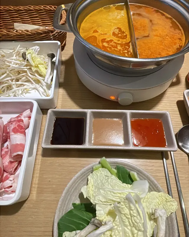 반반 육수가 담긴 냄비