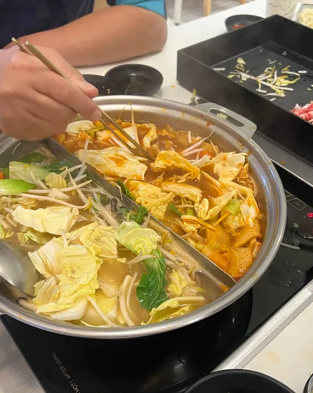 샤브샤브를 즐기는 모습