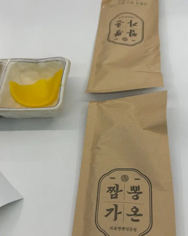 깔끔하게 포장된 수저