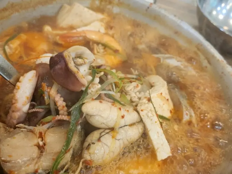 알과 고니가 가득한 동태탕