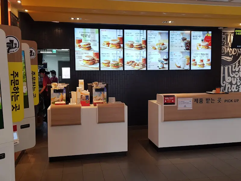 맥도날드 의왕오전DT점 키오스크와 픽업대