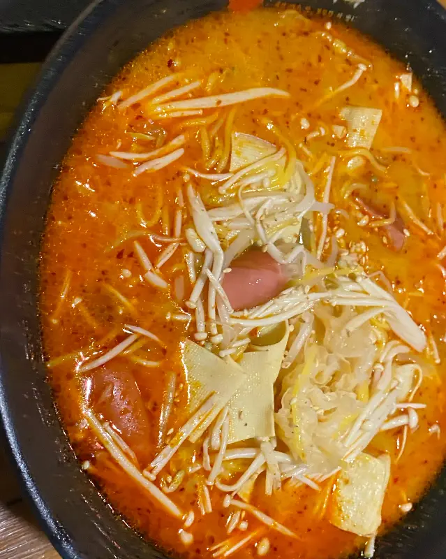 다양한 면이 들어간 마라탕