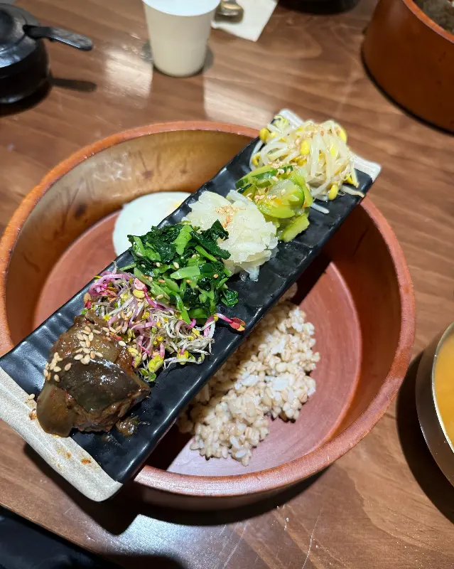 다양한 나물과 계란이 올라간 보리밥