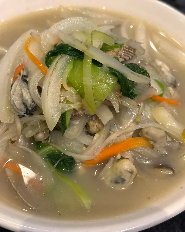 싱싱한 해산물이 가득한 짬뽕