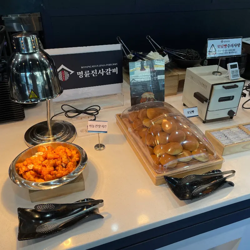 셀프바에 마련된 튀김 코너