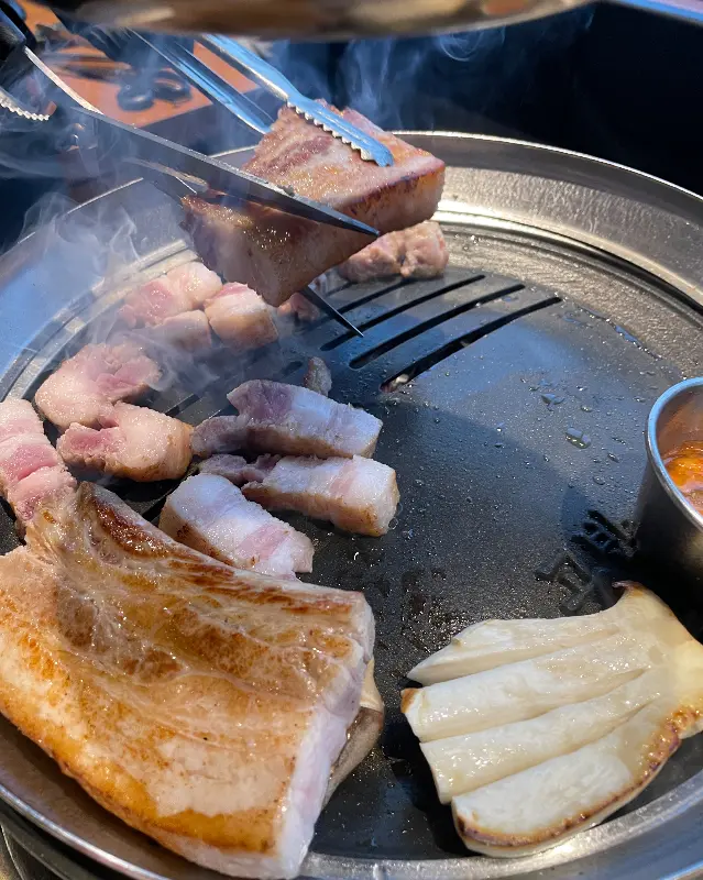 전문가의 손길로 구워지는 삼겹살