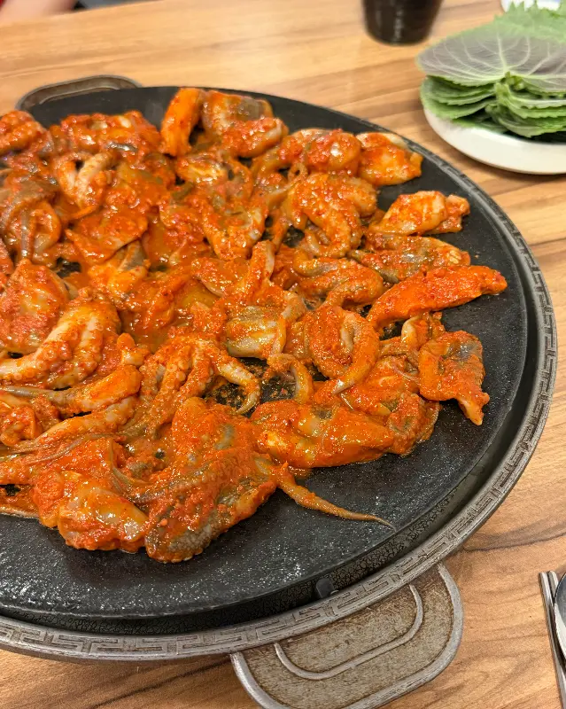 매콤한 양념에 버무려진 쭈꾸미