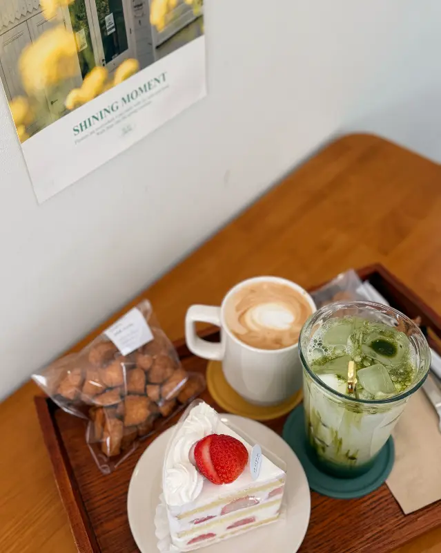 딸기 케이크와 음료