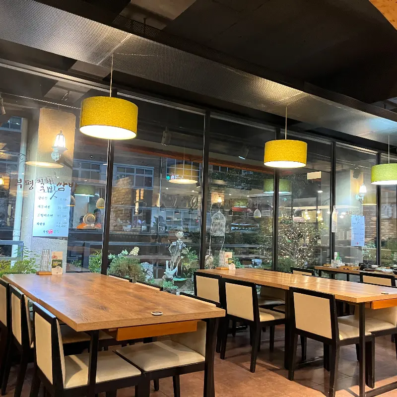 넓고 쾌적한 고향쌈밥 내부