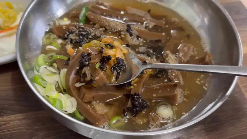 시원한 국물이 일품인 도토리묵밥