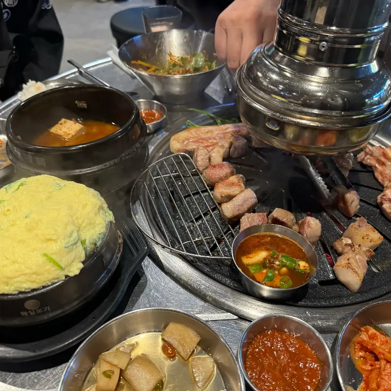 탐라돗 불판과 곁들임 메뉴