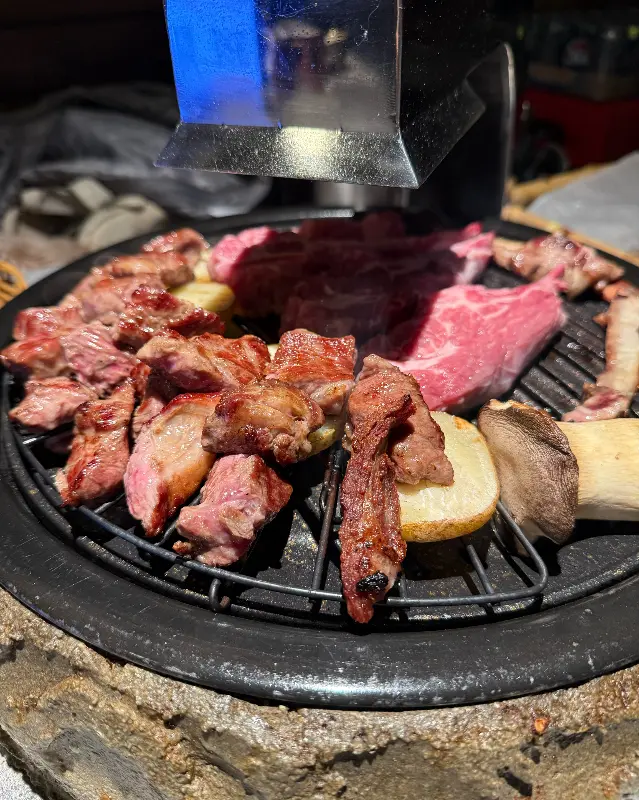 숯불 위에서 맛있게 익어가는 양갈비
