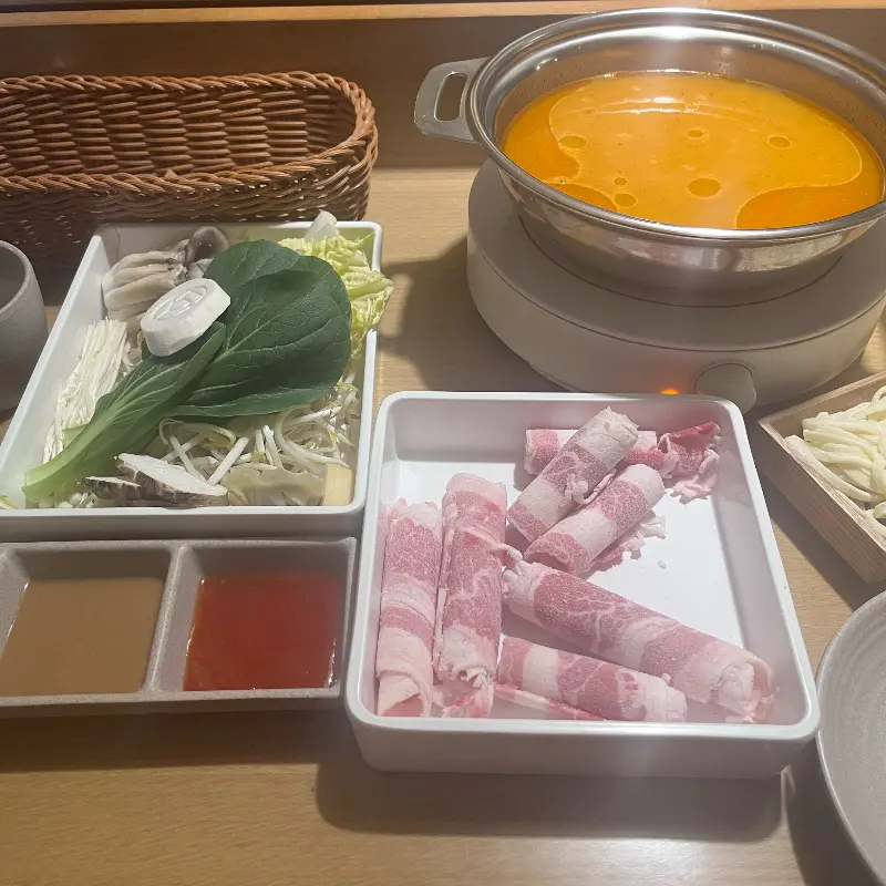 신선한 야채와 고기가 듬뿍 담긴 샤브샤브 재료