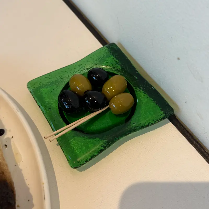 작은 그릇에 담긴 올리브