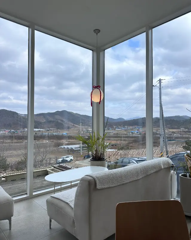통창으로 보이는 탁 트인 시골 뷰