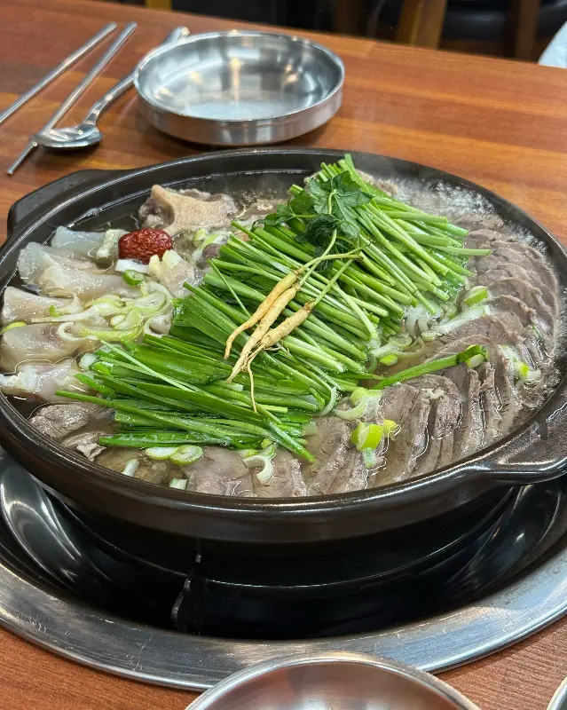 테이블 위에 놓인 모듬 수육