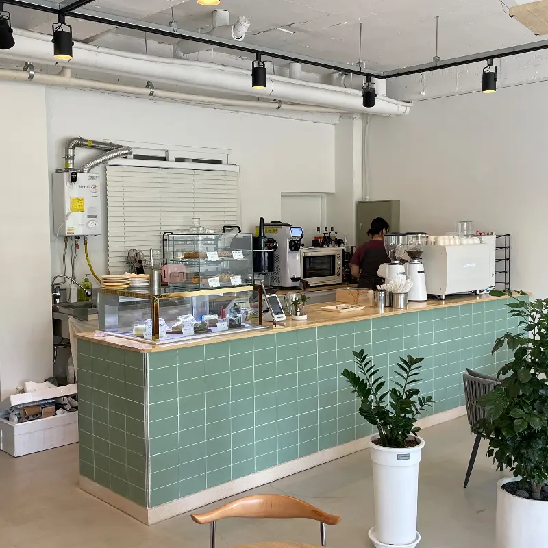 깔끔한 카운터와 디저트 쇼케이스