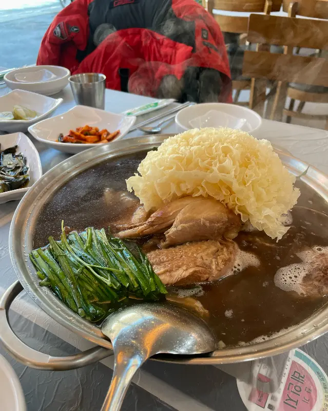 푸짐하게 차려진 닭백숙의 모습