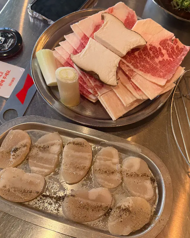 차돌박이, 관자, 버섯이 함께 담겨 나온 모습