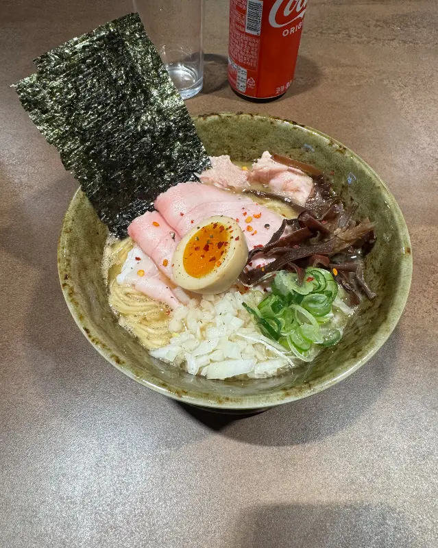 푸짐한 토핑이 올라간 라멘