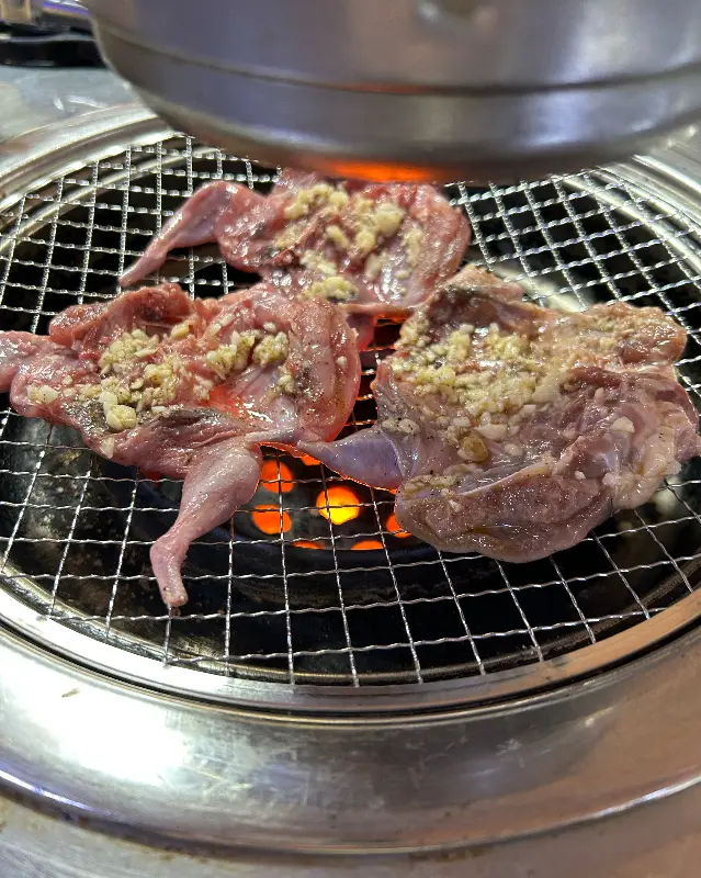 연탄불 위에서 구워지는 메추리 구이