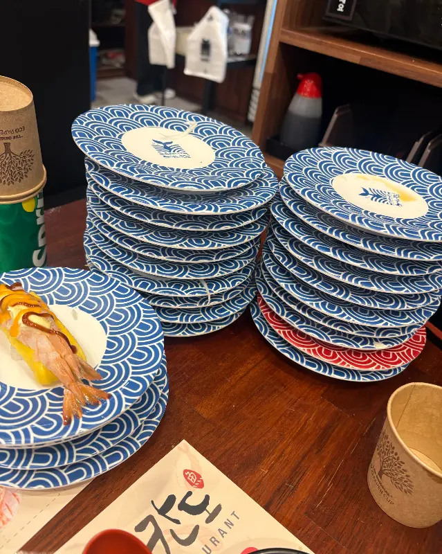 초밥 접시가 쌓여 있는 모습