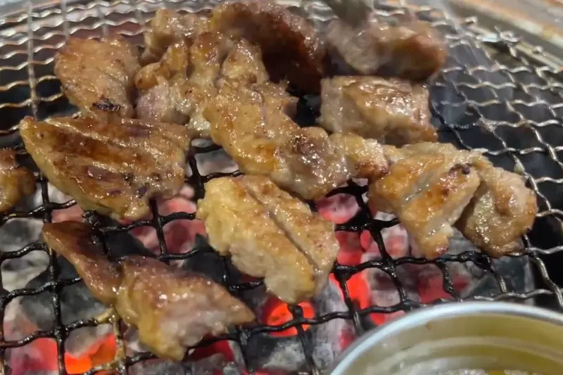 숯불 위에서 익어가는 돼지갈비