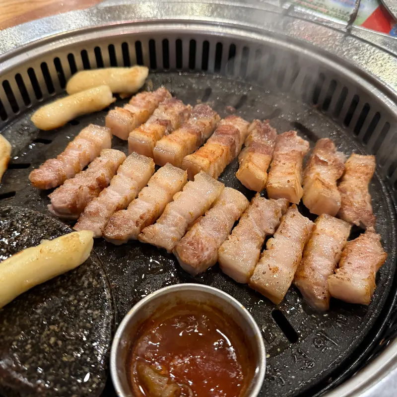 잘 구워진 삼겹살과 떡