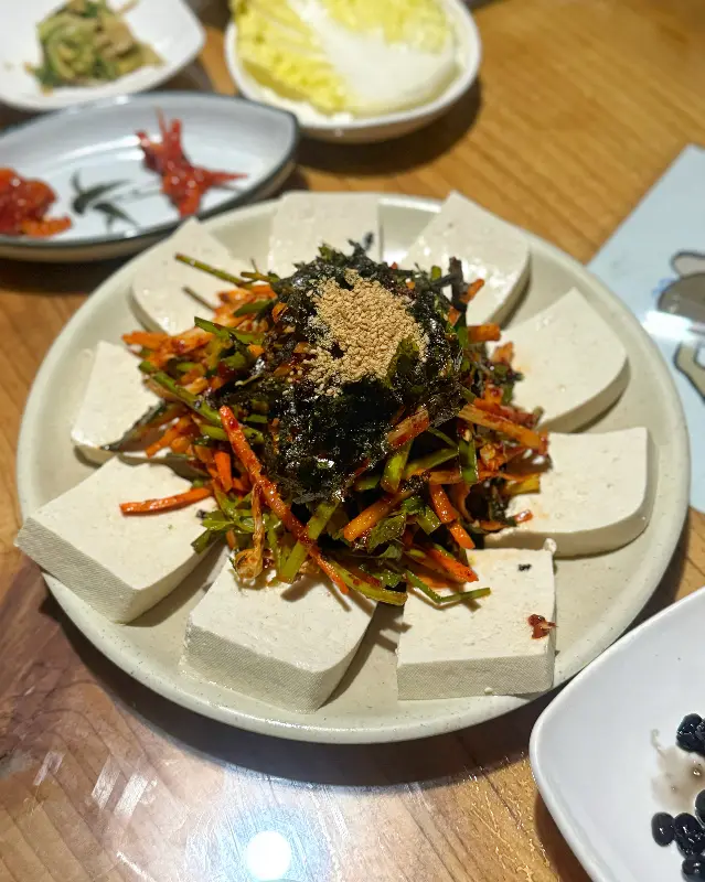 정갈하게 담겨 나온 촌두부