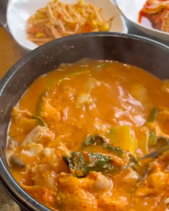 칼칼하고 깊은 맛이 일품인 뚝배기 곱창전골