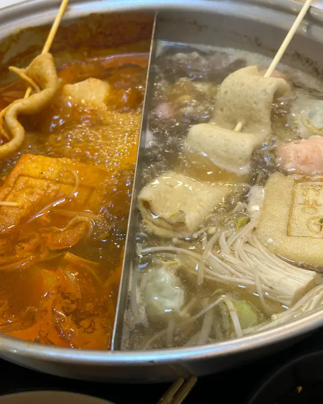 반반 육수에 담긴 샤브샤브 재료들